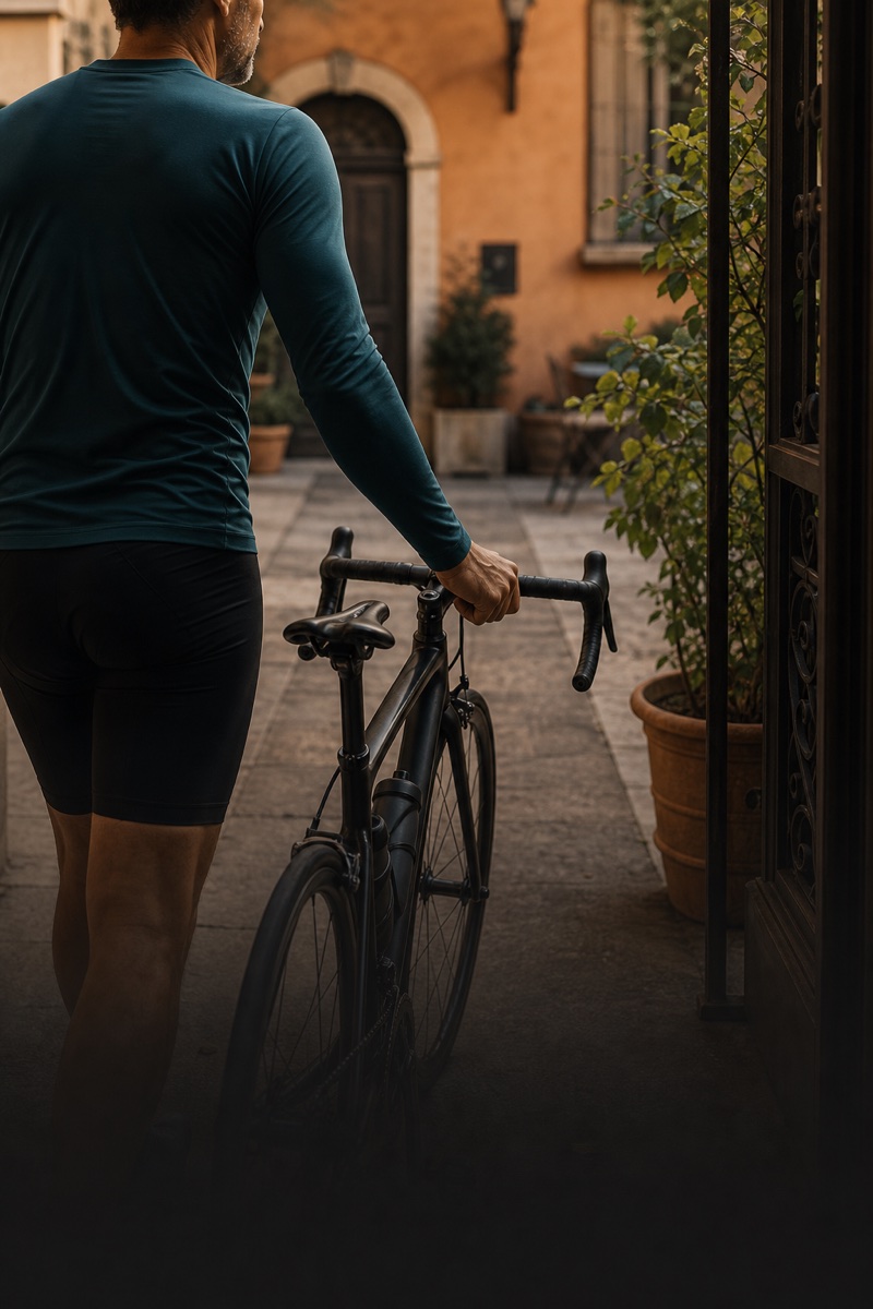Ritratto fotografico di un uomo italiano di 41 anni atletico, capelli brizzolati rasati ai lati, viso abbronzato, t-shirt tecnica da ciclismo, all'aperto su una strada di campagna laziale al tramonto, luce dorata, aria sportiva e vitale, stile outdoor lifestyle