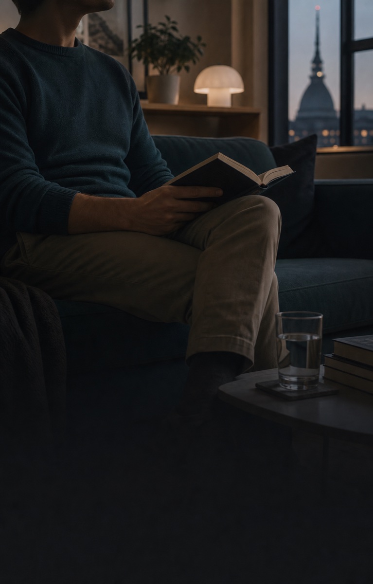 Ritratto fotografico di un uomo italiano di 37 anni, capelli biondo scuro pettinati all'indietro, viso squadrato, espressione pacata e un po' scettica, giacca casual blu navy, ufficio torinese con pareti chiare, luce fredda diffusa, stile corporate naturale